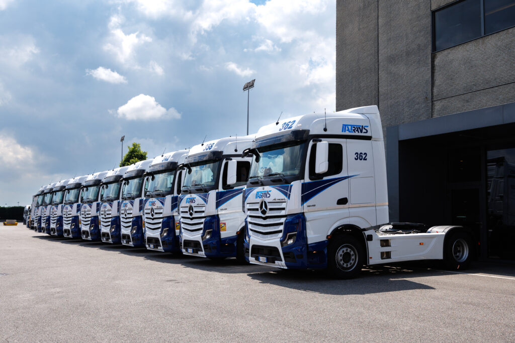 Italtrans rinnova la sua flotta 1 Un nuovo investimento di oltre 7 milioni di euro: Italtrans prosegue il proprio impegno nel rinnovamento della flotta, puntando su affidabilità, prestazioni elevate e sostenibilità.