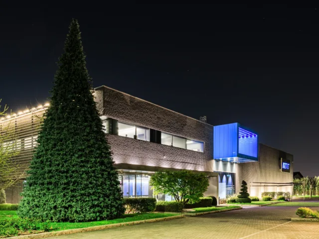sede centrale Italtrans di Calcinate in notturna.