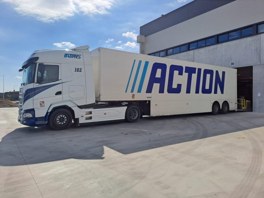 Italtrans e Action: come e quando serve 1 Action, la nota catena olandese di discount no food in continua crescita, può contare su Italtrans per i suoi servizi di trasporto. Ogni giorno i nostri viaggi partono da deposito di Novara, verso gli 84 store di Action dislocati nella parte Ovest della penisola, dalla Valle d'Aosta fino a Roma.