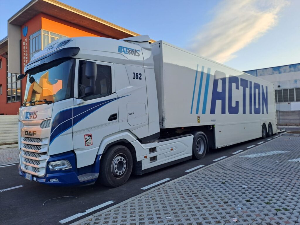Italtrans e Action: come e quando serve 2 Action, la nota catena olandese di discount no food in continua crescita, può contare su Italtrans per i suoi servizi di trasporto. Ogni giorno i nostri viaggi partono da deposito di Novara, verso gli 84 store di Action dislocati nella parte Ovest della penisola, dalla Valle d'Aosta fino a Roma.