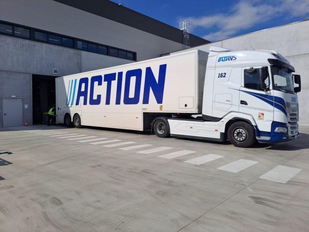 Italtrans e Action: come e quando serve 3 Action, la nota catena olandese di discount no food in continua crescita, può contare su Italtrans per i suoi servizi di trasporto. Ogni giorno i nostri viaggi partono da deposito di Novara, verso gli 84 store di Action dislocati nella parte Ovest della penisola, dalla Valle d'Aosta fino a Roma.