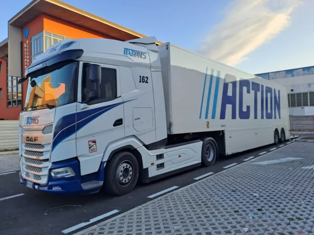 rimorchio con il logo della catena Action, nuovo cliente Italtrans.