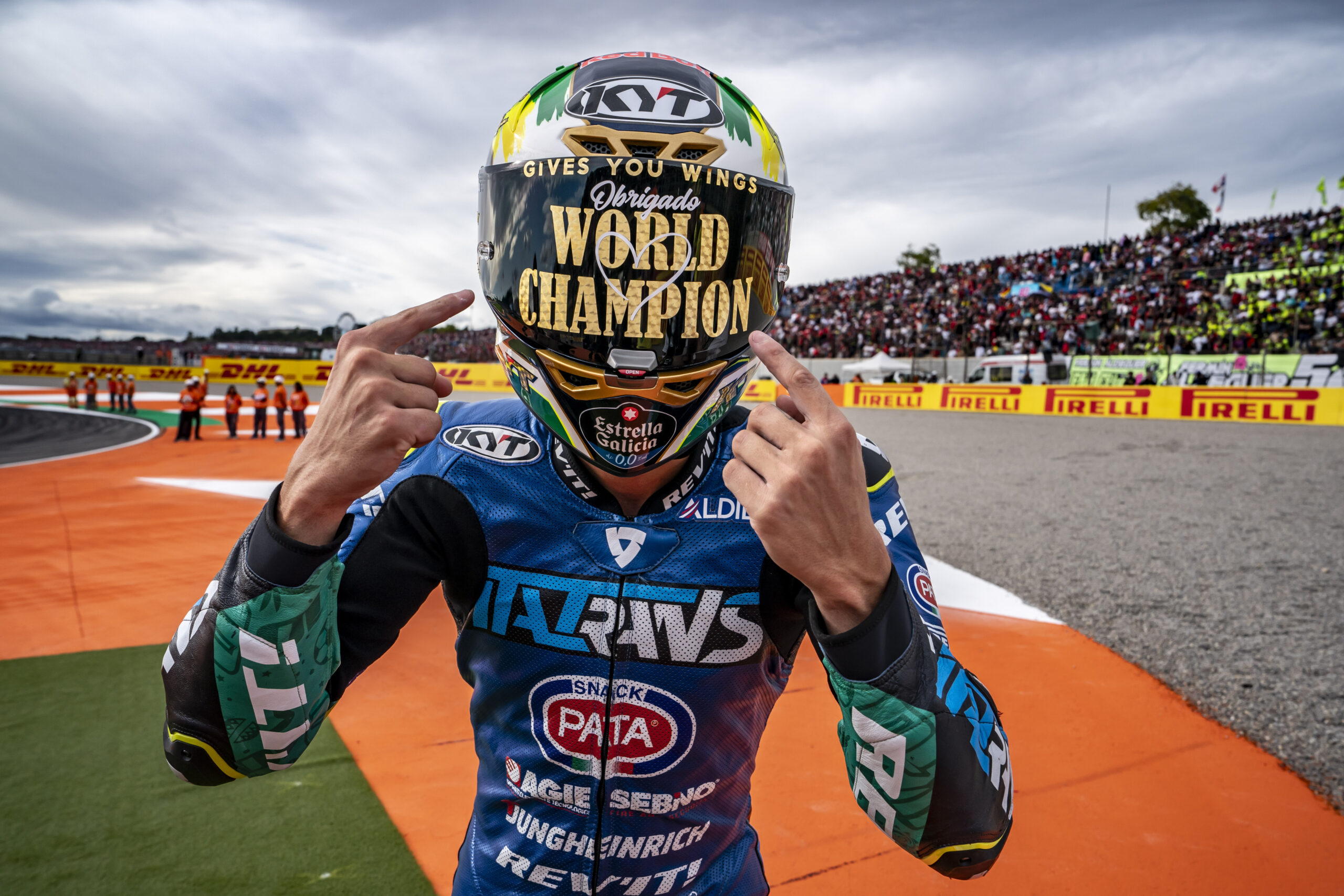 festeggiamenti di Diogo Moreira dopo la vittoria nella stagione 2025 del campionato Moto2.