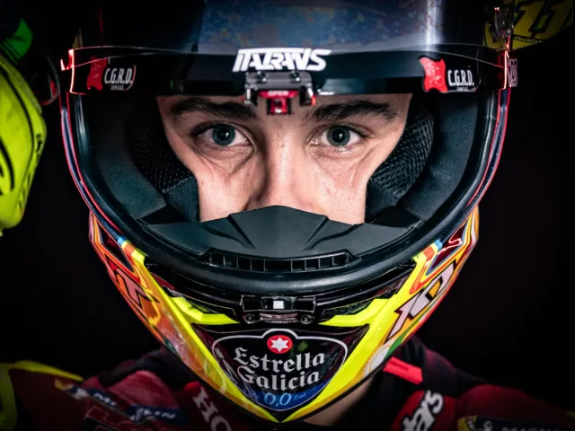 close-up del casco di Diogo Moreira in partnership con Italtrans.